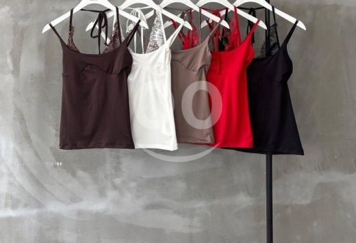 Vêtements, chaussures et accessoires dans Dahr el-Ain - توب نسائي أنيق برباط عنق وتفاصيل دانتيل من Styllana Store | Elegant Lace Trim Halter Top