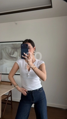 تيشيرت مضلع بياقة أزرار أمامية من Styllana Store | Ribbed Henley Cap Sleeve Tee — 2