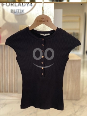 تيشيرت مضلع بياقة أزرار أمامية من Styllana Store | Ribbed Henley Cap Sleeve Tee — 3