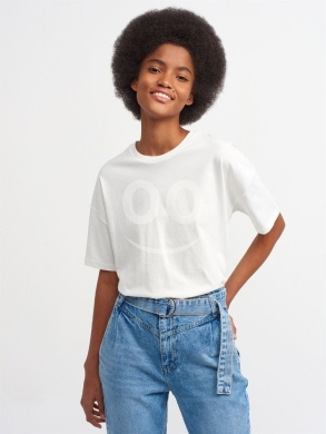 تيشيرت أسود كلاسيكي بقصة مريحة من Styllana Store | Classic Black Relaxed Fit Tee — 3