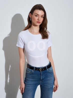 تيشيرت بني كلاسيكي بقصة ضيقة من Styllana Store | Classic Brown Slim-Fit Tee — 3