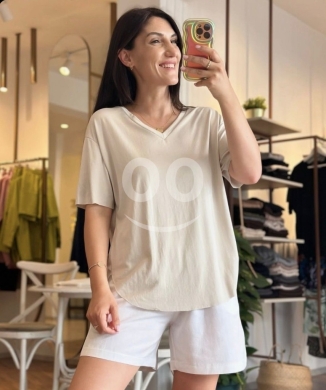Vêtements, chaussures et accessoires dans Dahr el-Ain - تيشيرت بيج بياقة V وأكمام قصيرة من Styllana Store | Chic Beige V-Neck Tee