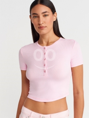 توب كروب مضلع بأزرار أمامية من Styllana Store | Chic Ribbed Henley Crop Top — 4