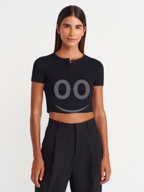 توب كروب مضلع بأزرار أمامية من Styllana Store | Chic Ribbed Henley Crop Top — 2