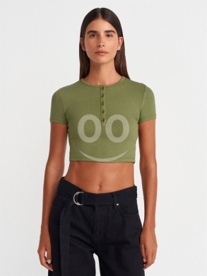 توب كروب مضلع بأزرار أمامية من Styllana Store | Chic Ribbed Henley Crop Top — 7