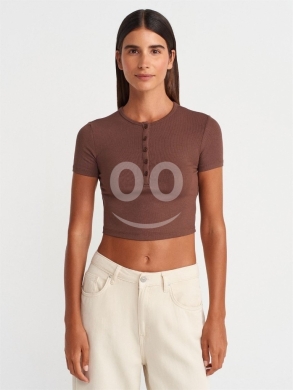 Vêtements, chaussures et accessoires dans Dahr el-Ain - توب كروب مضلع بأزرار أمامية من Styllana Store | Chic Ribbed Henley Crop Top