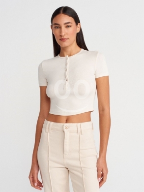 توب كروب مضلع بأزرار أمامية من Styllana Store | Chic Ribbed Henley Crop Top — 5