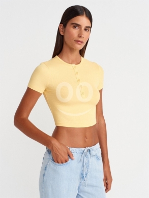 توب كروب مضلع بأزرار أمامية من Styllana Store | Chic Ribbed Henley Crop Top — 3