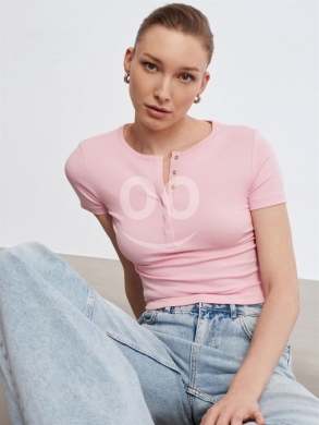 توب وردي ناعم بأزرار أمامية من Styllana Store | Chic Pink Henley Tee — 2