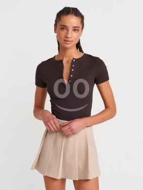 توب وردي ناعم بأزرار أمامية من Styllana Store | Chic Pink Henley Tee — 4