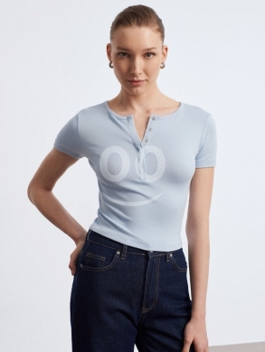 توب وردي ناعم بأزرار أمامية من Styllana Store | Chic Pink Henley Tee — 3