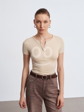 Vêtements, chaussures et accessoires dans Dahr el-Ain - توب وردي ناعم بأزرار أمامية من Styllana Store | Chic Pink Henley Tee