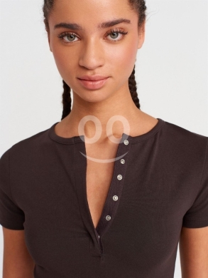 توب وردي ناعم بأزرار أمامية من Styllana Store | Chic Pink Henley Tee — 9