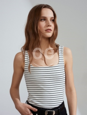 Vêtements, chaussures et accessoires dans Dahr el-Ain - توب مخطط أبيض وأسود بياقة مربعة من Styllana Store | Chic Striped Square-Neck Tank Top