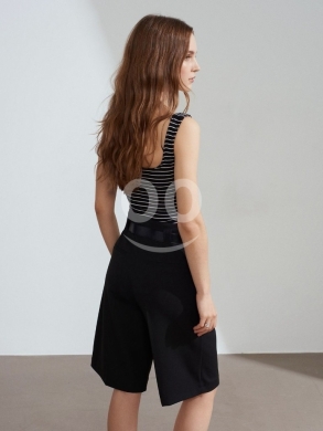 توب مخطط أبيض وأسود بياقة مربعة من Styllana Store | Chic Striped Square-Neck Tank Top — 4