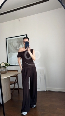 Vêtements, chaussures et accessoires dans Dahr el-Ain - طقم نسائي عصري بكتف واحد وبنطلون واسع من متجر Styllana | Modern One-Shoulder Top & Wide-Leg Pants Se