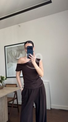 طقم نسائي عصري بكتف واحد وبنطلون واسع من متجر Styllana | Modern One-Shoulder Top & Wide-L… — 4