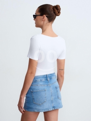 تنورة جينز قصيرة بخصر منخفض وتفاصيل عصرية من متجر Styllana | Styllana Trendy Low-Waist De… — 4