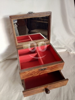 السلع الأخرى في صيدا - صندوق إكسسوارات خشبي يدوي الصنع مع مرآة وجارور | Handmade Wooden Jewelry Box with Mirror