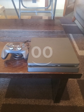 Gaming Console & Accessories in Bikfaya - PS4 slim 500gb with a customized controller used like new very clean