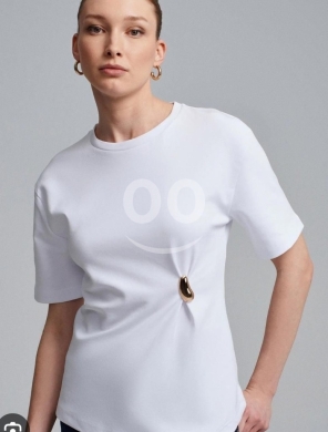 Vêtements, chaussures et accessoires dans Dahr el-Ain - تيشيرت أبيض أنيق مع بروش ذهبي جانبي مقاس | Elegant White T-Shirt with Gold Detail