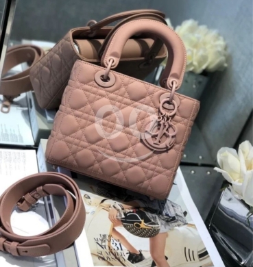 Clothes, Footwear & Accessories in Baabdat - تألقي بإطلالة عصرية وأنيقة مع حقيبة كوتش بوسطن المميزة بتصميم البرميل (Barrel Bag) الكلاسيكي والعملي