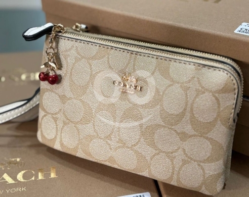 Clothes, Footwear & Accessories in Baabda - محفظة كوتش بسحاب مزدوج مع تعليقة | Coach Double Zip Wristlet Wallet starting from 10$