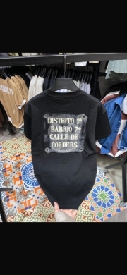 Vêtements, chaussures et accessoires dans Akkar el-Atika - تيشرت رجالي قطن أسود بطبعة خلفية عصرية قصة مريحة | Men&#039;s Black Cotton T-Shirt with Back Graphic Over