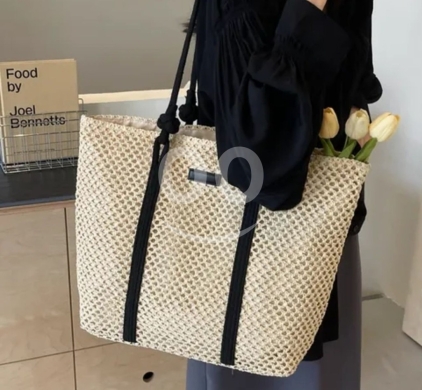 Clothes, Footwear & Accessories in Baabda - حقيبة كتف نسائية من القش محبوكة بتصميم صيفي مميز | Elegant Woven Straw Shoulder Bag for Women
