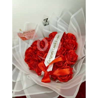 بوكيه ورد أحمر فاخر على شكل قلب للتعبير عن الحب والتهنئة | Luxury Heart-Shaped Red Rose B… — 4