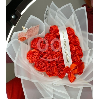 بوكيه ورد أحمر فاخر على شكل قلب للتعبير عن الحب والتهنئة | Luxury Heart-Shaped Red Rose B… — 5