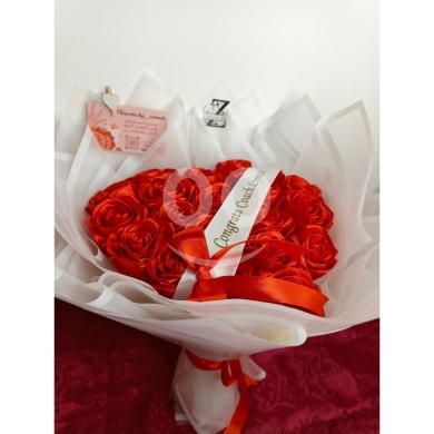 بوكيه ورد أحمر فاخر على شكل قلب للتعبير عن الحب والتهنئة | Luxury Heart-Shaped Red Rose B… — 3