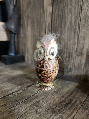 Antiques & Collectibles in Khalde - تحفة بومة مصنوعة يدوياً من صدف البحر الطبيعي | Handcrafted Seashell Owl Statue (10cm)