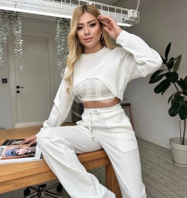 Clothes, Footwear & Accessories in Zouk Mikaël - طقم كاجوال نسائي قطعتين مريح وعصري بلون أبيض | Trendy Two-Piece Women&#039;s Casual White Lounge Set