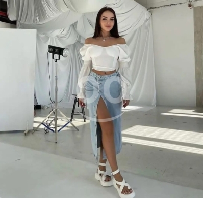 الملابس، الأحذية والزينة في ذوق مكايل - تنورة جينز ميدي عصرية بفتحة أمامية وأزرار | Trendy Denim Midi Skirt with Front Slit