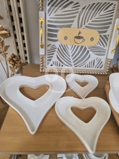 طقم أطباق ضيافة بورسلان بتصميم قلوب مفرغة ٣ قطع | Premium 3-Piece Heart Porcelain Serving Set