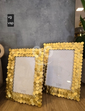 Other home furniture dans Tripoli - إطارات صور معدنية مذهبة بتصميم خلايا النحل قطعتين | Premium 2-Piece Golden Honeycomb Photo Frame Set