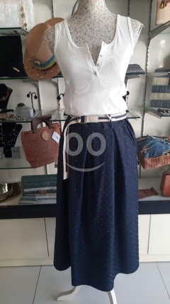 طقم نسائي كاجوال أنيق (توب أبيض وتنورة جينز منقطة) | Elegant Casual Women's Outfit