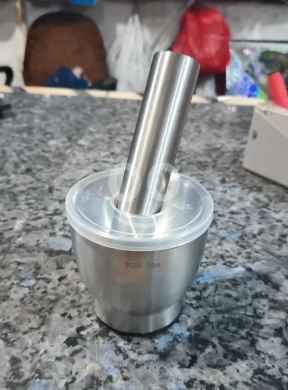 مطبخ في ادونيس - مدقة هاون ثوم ستانلس ستيل ثقيلة مع غطاء | Heavy Duty Stainless Steel Garlic Mortar and Pestle Set