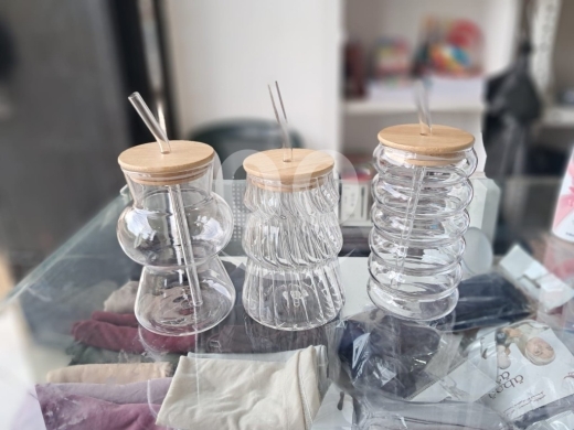 Cuisine dans Minieh - ماغ زجاجي مودرن مع غطاء خشب وشليمون زجاج | Modern Glass Mug with Bamboo Lid &amp; Glass Straw
