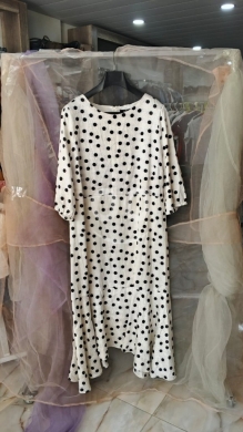 Clothes, Footwear & Accessories in Marj - فستان صيفي أبيض منقط بالأسود لإطلالة ناعمة | Elegant White Polka Dot Summer Dress