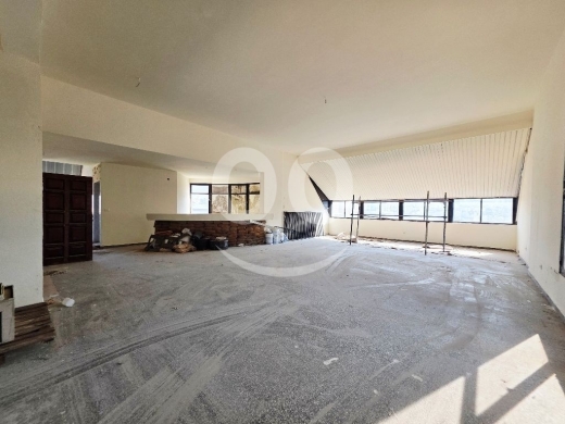 Commercials for sale dans Jbeil - مكتب وصالة عرض للبيع في سوق جبيل 210 م&sup2; كاشف بحر | Top Floor Office &amp; Showroom for Sale Jbeil Souk