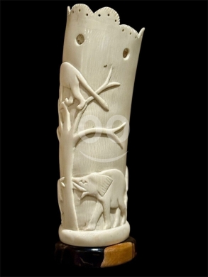 Antiques & Collectibles in Beirut City - مزهرية من عاج الفيل الأفريقي الأثري منحوتة يدوياً بقاعدة خشبية | Antique Carved African Ivory Tusk