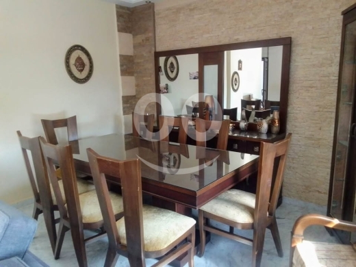 Dining room in Tripoli - طاولة مع ٨ كراسي و مراية