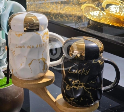 Kitchen in Adonis - ماغ سيراميك رخامي فاخر مع غطاء ذهبي مميز | Premium Marble Ceramic Mug with Golden Lid