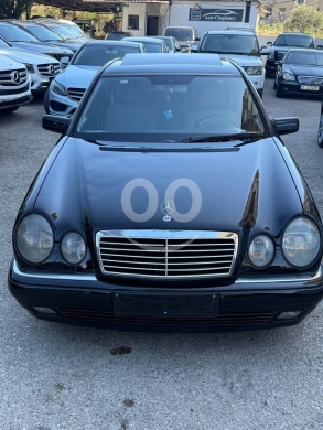 Mercedes-Benz in Zgharta - Mercedes E 320 model 1999