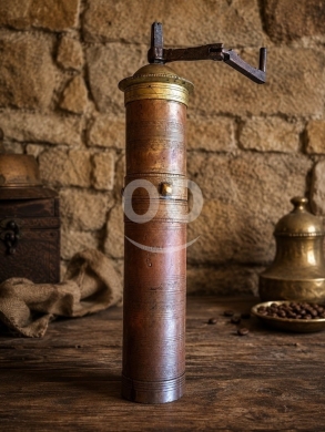 Antiques & Collectibles في البترون - مطحنة بن نحاس يدوي أثري قديم | Vintage Manual Brass Coffee Grinder