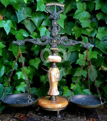 Antiques & Collectibles في البترون - ميزان نحاس ورخام أثري قديم | Vintage Brass and Marble Balance Scale
