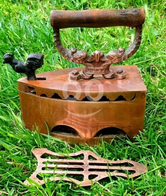 Antiques & Collectibles في البترون - مكواة فحم نحاس أثرية قديمة مع قاعدة | Vintage Brass Charcoal Iron with Stand