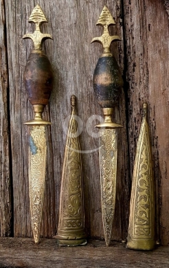 Antiques & Collectibles dans Batroun - طقم خناجر نحاسية أثرية صغيرة مع غمد مزخرف | Pair of Vintage Miniature Ornate Brass Daggers
